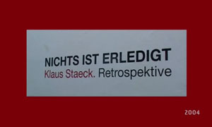 Die Klaus Staeck Retrospektive in den Harburger Phönixhallen 2004 in Hamburg (Sammlung Falckenberg). Ein Film von Skrollan Alwert.